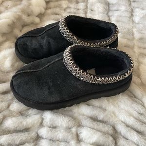 Ugg size 7 Tasman slippers